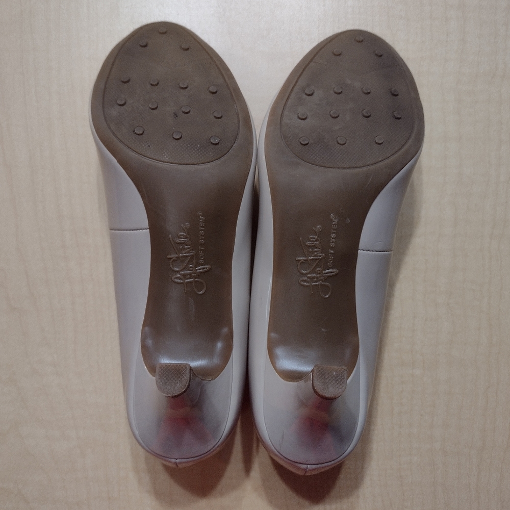 Classic Women's Patent Mid-Heel Pumps in Nude - Picture 11 of 13